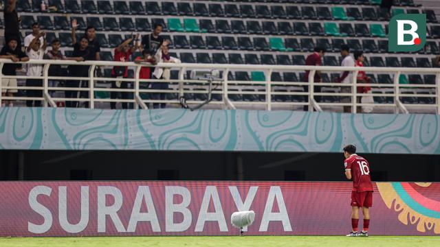 Foto: Debut Amar Brkic di Timnas Indonesia U-17 saat Piala Dunia U-17 2023, Dapat Pelukan dari Coach Bima setelah Laga