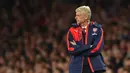 Pelatih Arsenal, Arsene Wanger mengamati para pemainnya dalam pertandingan Liga Primer Inggris di Stadion Emirates, Inggris, (24/8/2015). Kedua tim bermain imbang dengan skor 0-0. (Reuters/ Tony O'Brien)