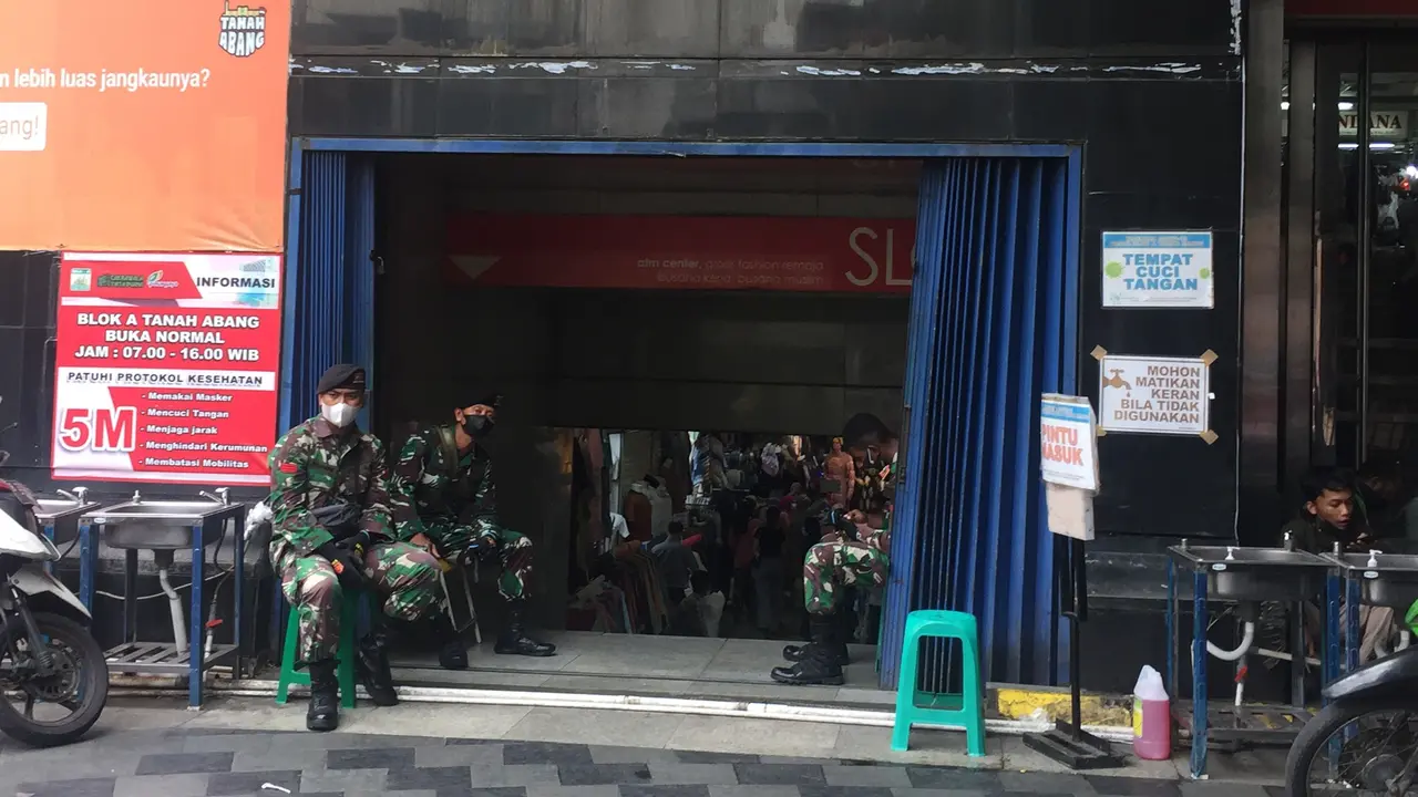 Anggota TNI berjaga di Pasar Tanah Abang, Senin (3/5/2021)