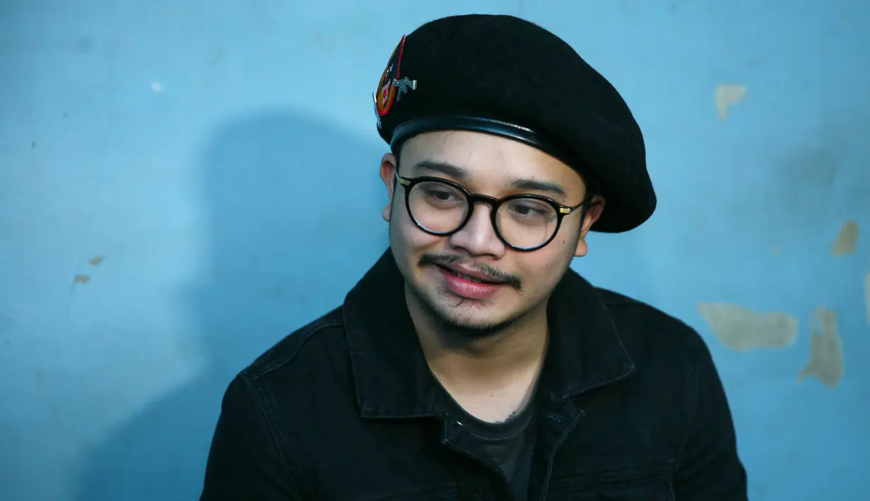 Di sisi lain, Derby mengakui bahwa istrinya sangat terganggu dengan kebiasaannya saat tidur. Pasalnya, Derby kerap mengeluarkan buni (mengorok) saat tidur. (Nurwahyunan/Bintang.com)