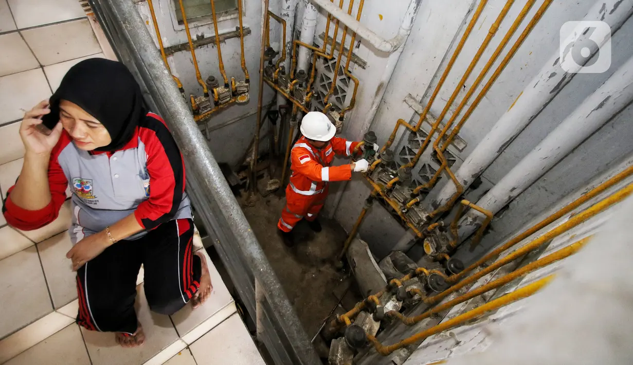 Petugas melakukan pengecekan instalasi penyaluran gas untuk perumahan di Rusun  Buddha Tzu Chi, Cengkareng, Jakarta Barat, Selasa (11/2/2020). Total volume gas bumi untuk program jaringan gas bumi untuk rumah tangga tersebut sebesar 15 BBTUD. (Liputan6.com/Angga Yuniar)