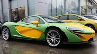 Sebuah McLaren P1 dilabur cat hijau tosca pada bodi dengan kuning cerah pada bumper.