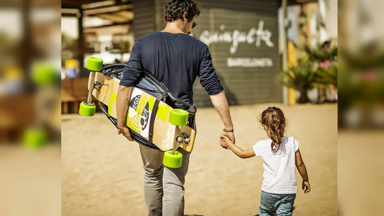 Aksi Papa Ganteng Main Skateboard Sambil Asuh Anak