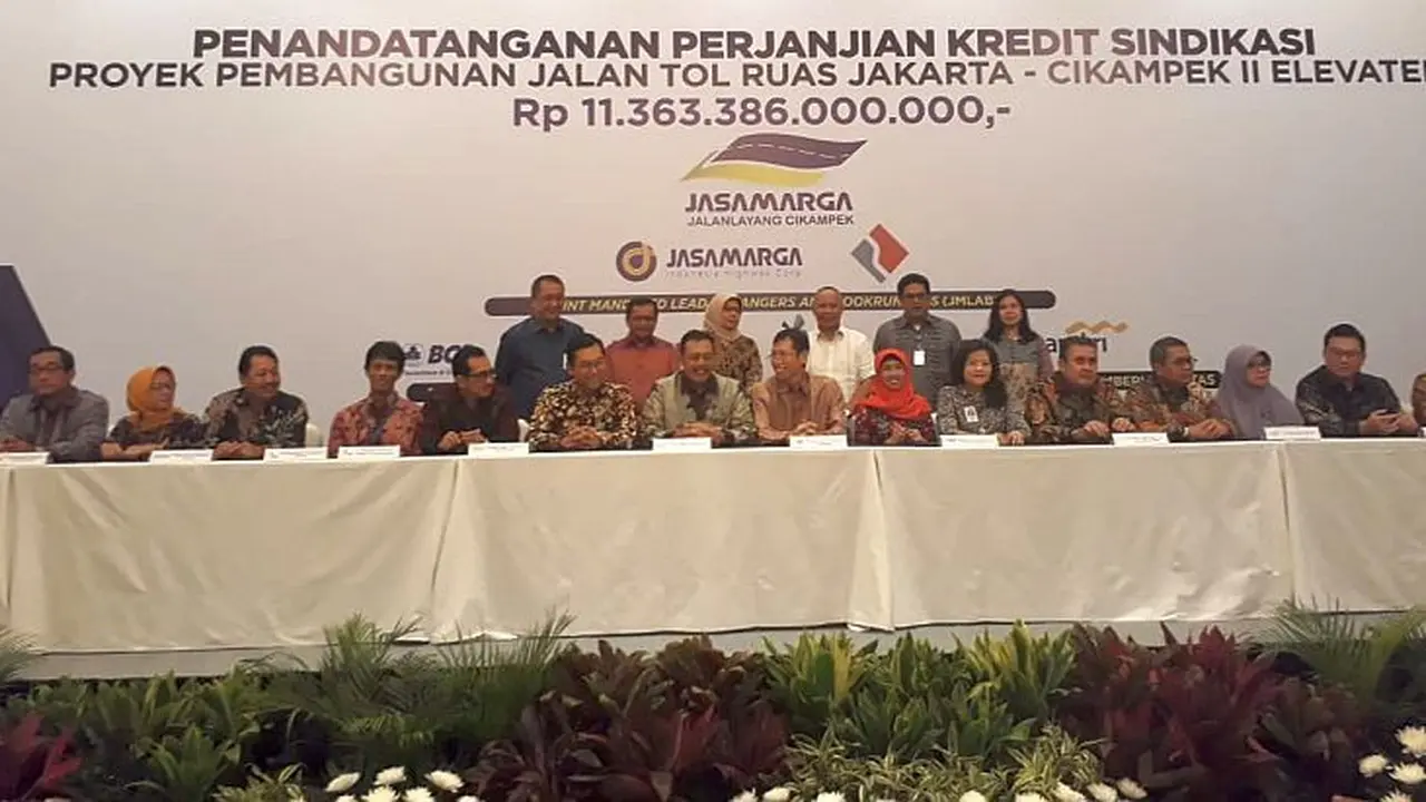 Sebanyak 16 bank memberikan kredit sindikasi untuk proyek jalan tol Jakarta-Cikampek II Eleveted senilai Rp 11,3 triliun. (Ilyas/Liputan6.cmo)