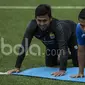 Gelandang Persib Bandung, Dedi Kusnandar, bersama Deden Natshir (kiri) saat latihan di Lapangan Lodaya Bandung, Jawa Barat, Selasa (28/3/2017). (Bola.com/Vitalis Yogi Trisna)