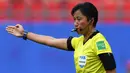 Qin Liang adalah wasit asal China yang memimpin laga 16 besar Piala Dunia Wanita 2019 antara Inggris vs Kamerun di Hainaut stadium, Valenciennes, Prancis. ( AFP/Denis Charlet )