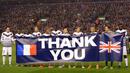 Para pemain Bordeaux mengucapkan terima kasih kepada Inggris atas kepeduliannya terhadap kasus teror di Paris pada laga Liga Europa melawan Liverpool di Stadion Anfield, Inggris, Kamis (26/11/2015). (AFP Photo/Oli Scarff)
