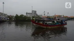 Nelayan tradisional menurunkan hasil tangkapan ikan di Pelabuhan Muara Angke, Jakarta, Sabtu (19/2/2022). Nelayan mengatakan hasil tangkapan ikan mulai membaik seiring pergantian musim dan angin barat. (merdeka.com/Imam Buhori)