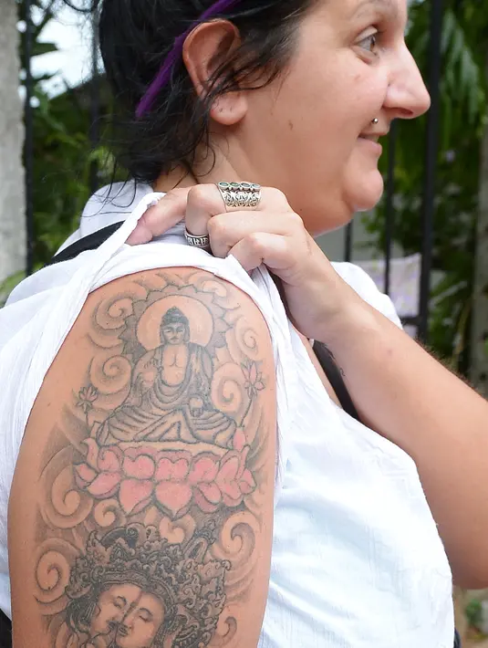 File foto pada 22 April 2014 memperlihatkan tato Sang Buddha di lengan Naomi Coleman asal Inggris. Mahkamah Agung memerintahkan pemberian uang ganti rugi kepada Coleman senilai 800.000 rupee Sri Lanka atau sekitar Rp70 juta. (Lakruwan WANNIARACHCHI/AFP)