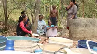 Kemarau yang melanda Kabupaten Karawang, mulai berdampak terhadap kebutuhan warga untuk mendapat air bersih. Itu terjadi setelah sumur milik mereka mengering. (Liputan6.com/Abramena)