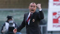Pelatih AC Milan, Christian Brocchi terlihat memberikan instruksi kepada pemainnya saat melawan Hellas Verona pada lanjutan Liga Italia Seire A pekan ke-35 di Stadio Marc'Antonio Bentegodi, Senin (25/4/2016) malam WIB. (EPA/Filipo Venezia)
