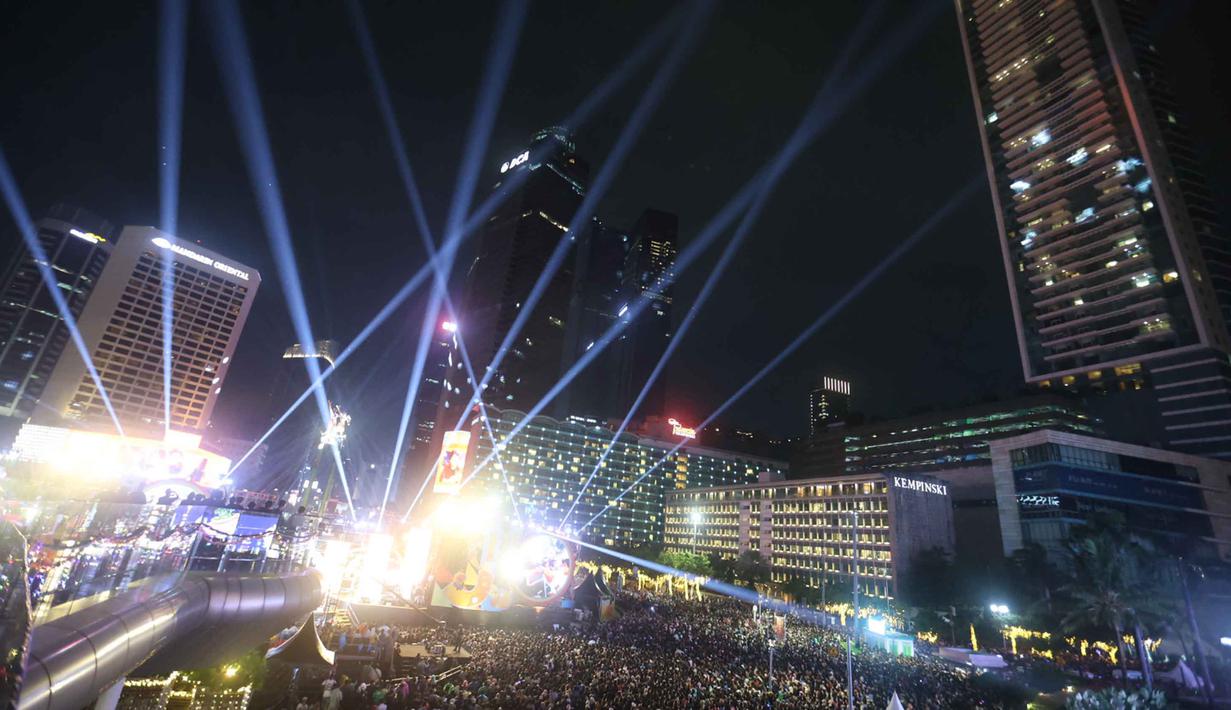 Dalam perayaan pergantian tahun kali ini, Pemprov DKI tidak menggelar pesta kembang api karena kondisi yang sedang prihatin atas bencana di beberapa daerah. Tampak dalam foto, kepadatan warga saat perayaan malam pergantian tahun di kawasan Bundaran Hotel Indonesia, Jakarta, Rabu (31/12/2025). (Kapanlagi.com/Budy Santoso)