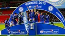 Pemain Chelsea merayakan kemenangan usai berhasil meraih juara pada laga final Piala Liga 2014/15 di Stadion Wembley, London, Minggu (1/3/2015). Chelsea menang 2-0 atas Tottenham Hotspur. (Reuters/Darren Staples)