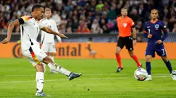 Pemain Jerman, Jamie Leweling mencetak gol ke gawang Belanda pada laga lanjutan Grup A3 UEFA Nations League di Allianz Arena, Jerman, Selasa (15/10/2024) dini hari WIB. (AFP/Odd Andersen)