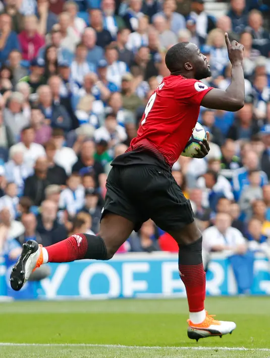 Striker Manchester United, Romelu Lukaku berselebrasi usai mencetak gol ke gawang Brighton & Hove Albion pada lanjutan Liga Inggris di stadion Amex, Brighton, (19/8). Brighton & Hove Albion berhasil mengalahkan MU 3-2. (AP Photo/Alastair Grant)