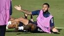 Pemain Lyon Memphis Depay memberi isyarat saat sesi latihan di Stadion Restelo, Lisbon, Portugal, Selasa (18/8/2020). Lyon akan menghadapi Bayern Munchen pada pertandingan semifinal Liga Champions. (Franck Fife/Pool via AP)