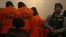 Ke 17 anggota geng motor dari tiga geng berbeda yakni Brigez, Moonracer, dan XTC ditangkap anggota Polres Bekasi Kabupaten karena biasa membegal motor para buruh di wilayah tersebut, (29/8/14). (Liputan6.com/Faizal Fanani)