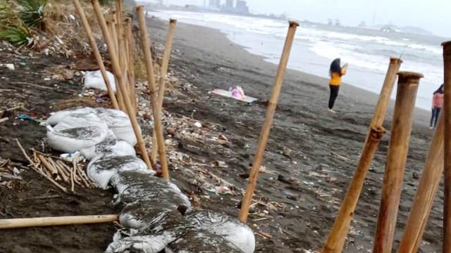 Gelombang tinggi mengakibatkan tanggul penahan ombak di pantai Cilacap, Jawa Tengah rusak dan kritis. (Foto: Liputan6.com/BPBD Cilacap)