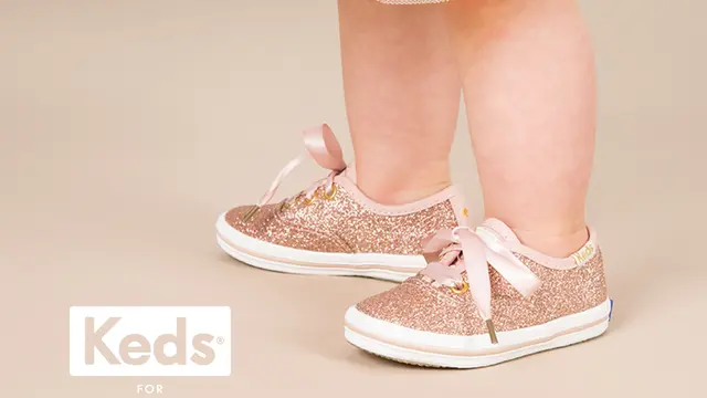 Sepatu Kembar, Ibu dan Anak Tampil Senada dengan Keds Kids