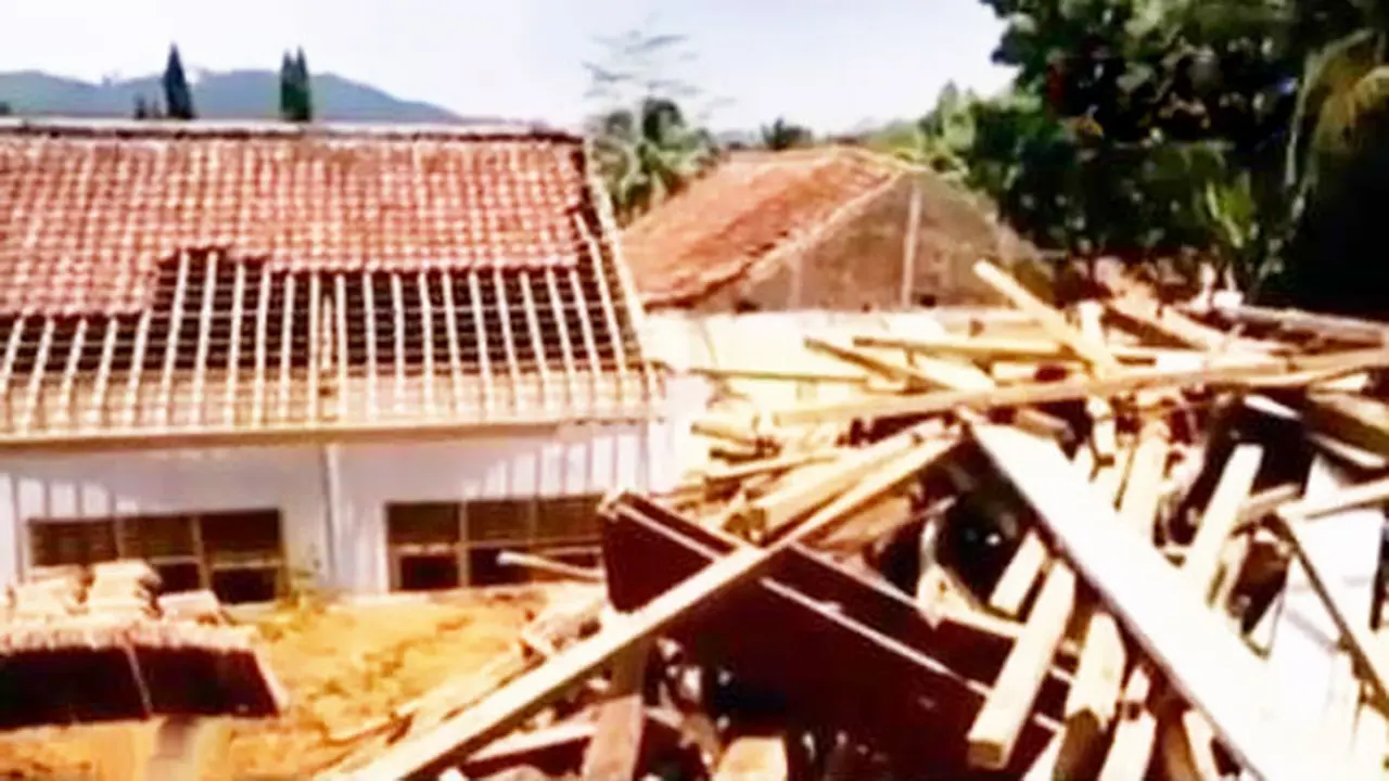 Segmen 2: Sekolah Ambruk hingga Ular Piton ke Permukiman Warga