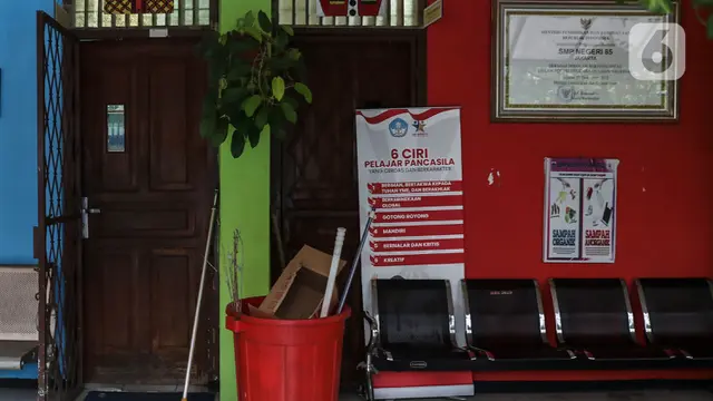 Suasana SMPN 85 Jakarta yang Lockdown