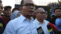 Menaker Hanif Dakhiri mengunjungi lokasi ledakan pabrik mercon di Tangerang. (Liputan6.com/Pramita Tristiawati)