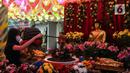 Umat Buddha melakukan sembahyang Puja Bakti Waisak di Vihara Avalokitesvara Pondok Cabe, Tangerang Selatan, Banten, Senin (16/5/2022). Ibadah perayaan Hari Raya Waisak 2566 BE berlangsung khidmat dengan mengusung tema "Dalam Cinta Kasih, Semua Bersaudara". (Liputan6.com/Johan Tallo)