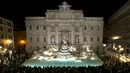 Pengunjung mengabadikan gambar air mancur Trevi Fountain saat peresmiannya usai ditutup untuk renovasi, Roma, Selasa (3/11). Renovasi digagas oleh salah satu brand fashion Italia, Fendi, dengan biaya 2,2 juta Euro (Rp 32 m). (REUTERS/Alessandro Bianchi)