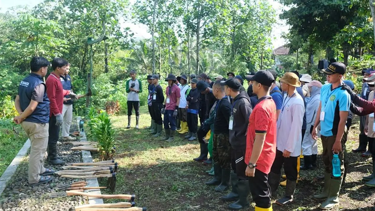 Pelatihan prakeberangkatan calon peserta program magang petani muda di Taiwan.