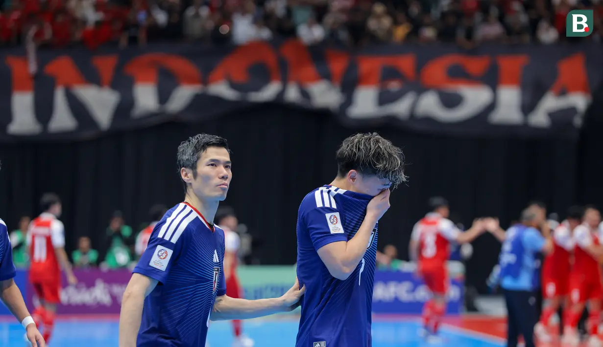 Pemain Timnas Futsal Jepangm Shoto Yamanaka tak kuasa menahan tangis setelah kalah dari Timnas Indonesia dalam laga semifinal Piala Asia Futsal 2026 di Indonesia Arena, Senayan, Jakarta, Kamis (05/02/2026). (Bola.com/Bagaskara Lazuardi)
