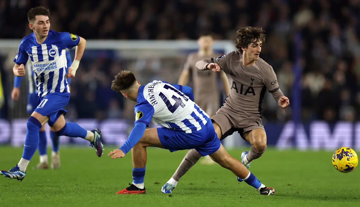 Keempat gol tuan rumah dicetak Jack Hinshelwood, dua penalti Joao Pedro, serta Pervis Estupinan. Spurs membalas dua gol melalui Alejo Veliz, dan Ben Davies. (AP Photo/Ian Walton)