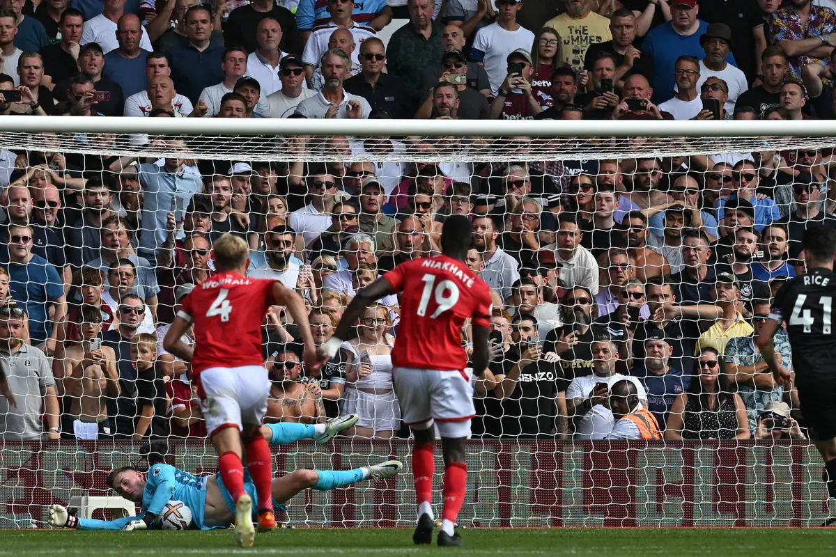 Foto: Momen Dean Henderson Gagalkan Penalti Harry Kane di Pekan ke-4 Liga Inggris