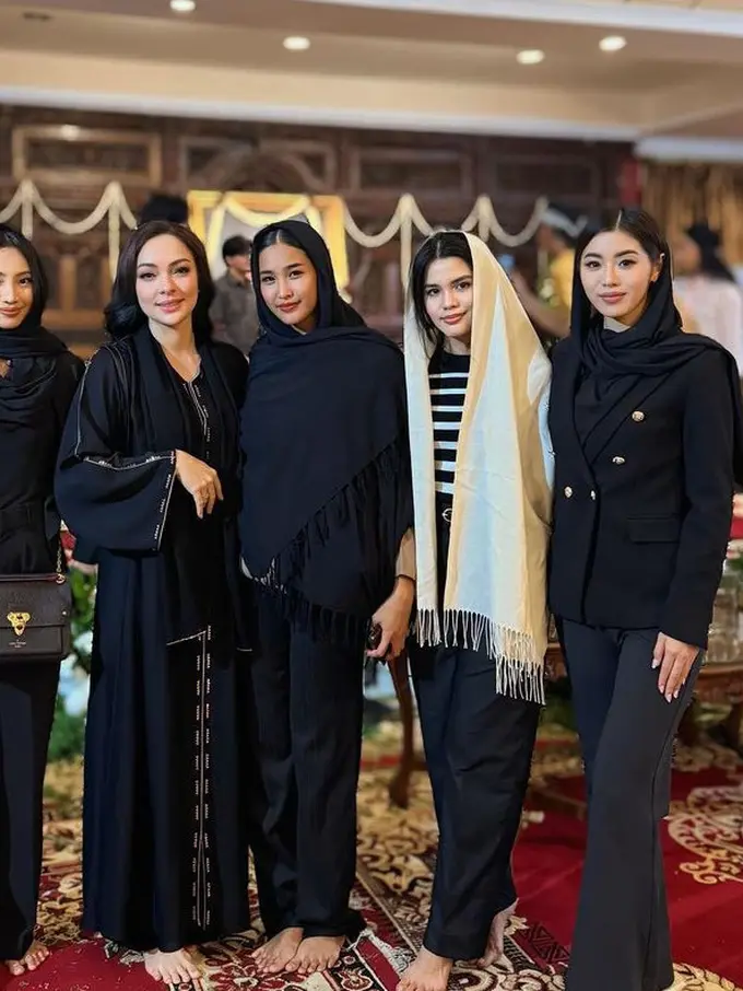 Tujuh Harian Mooryati Soedibyo dihadiri Para Puteri Indonesia