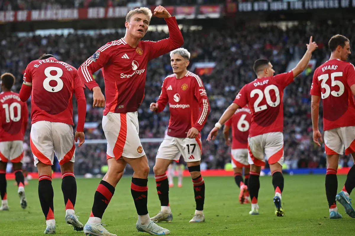 Foto: Jempol Erik Ten Hag untuk Mentalitas para Pemain MU setelah Menang Comeback dari Brentford di Liga Inggris