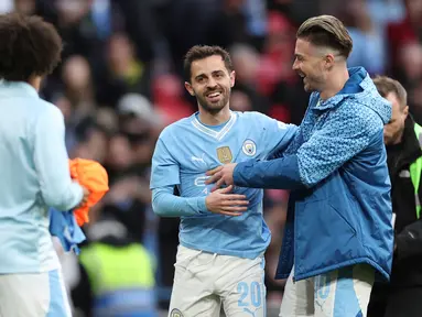 Pemain Manchester City Bernardo Silva (tengah) melakukan selebrasi pada babak kedua pertandingan sepak bola semifinal Piala FA Inggris antara Manchester City dan Chelsea di stadion Wembley, London, Sabtu, 20 April 2024. (AP Photo/Ian Walton)