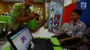 Petugas melakukan perekaman data E-KTP di SMKN 28, Jakarta, Kamis (10/1). Dukcapil Jaksel menyambangi 34 SMA/SMK sederajat sebagai program jemput bola perekaman data siswa yang akan masuk usia 17 tahun hingga Maret 2019 ini. (Merdeka.com/Imam Buhori)