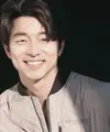 Gong Yoo merupakan salah satu aktor Korea yang punya lesung pipi menawan. Hal itu membuat senyumannya semakin manis. (Foto: dramafever.com)