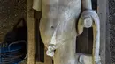 Patung Romawi kuno Hercules seukuran manusia yang tergeletak di Taman Arkeologi Appia Roma, Senin (30/1/2023). Patung itu ditemukan di sepanjang Jalan Appian, jalan kuno yang membentang dari Roma ke wilayah tenggara Italia.  (AP Photo/Domenico Stinellis)