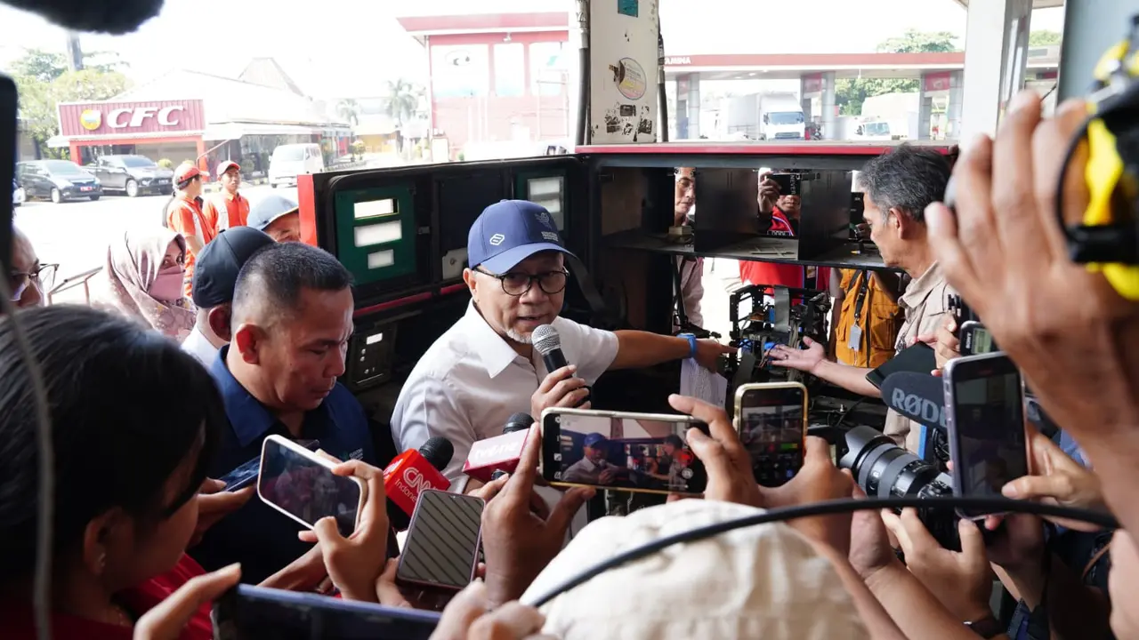 Menteri Perdagangan Zulkifli Hasan menggelar pengamanan di Stasiun Pengisian Bahan Bakar Umum (SPBU) di Rest Area KM 42 B Tol Jakarta-Cikampek, Kabupaten Karawang, Jawa Barat pada Sabtu (23/3/2024). (Dok Kemendag)