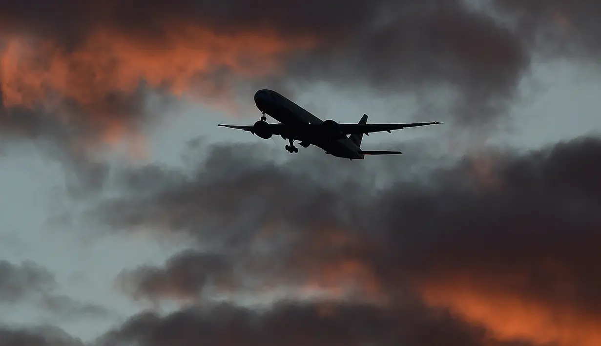 Sebuah pesawat British Airways saat akan mendarat di Bandara Heathrow, London, Inggris, (18/4). Pilot pesawat menyakini ada drone yang menabrak bagian depan pesawat yang dikemudikannya. (REUTERS / Toby Melville)
