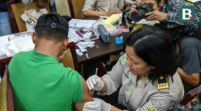Pemain Timnas Indonesia U-22 disuntik vaksin polio di Hotel Sultan, Jakarta, pada Jumat (8/11/2019). (Bola.com/Muhammad Adiyaksa)