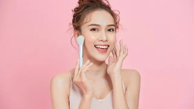 Bye Touch-Up, Ini Tips Makeup Flawless Buat Dinner Romantis