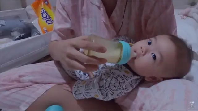 7 Momen Syahnaz Sadiqah Asuh Si Kembar saat Terbangun Tengah Malam