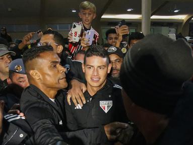 Gelandang Kolombia James Rodriguez (tengah) tiba di Bandara Congonhas di Sao Paulo, Brasil, pada 30 Juli 2023.  (AFP/Miguel Schincariol)