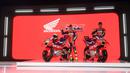 Dua pebalap MotoGP Honda Racing Corporation (HRC) yakni Joan Mir (kiri) dan Luca Marini saat menghadiri launching motor baru untuk MotoGP 2025 di pabrik PT Astra Honda Motor (AHM) di Cikarang, Jawa Barat pada Sabtu (1/2/2025). Honda resmi merilis motor baru untuk MotoGP 2025. Nuansa oranye yang selama ini melekat di bodi kini didominasi merah. (Bola.com/M. Iqbal Ichsan)