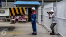 Seorang jurnalis foto mengabadikan petugas Pertagas Niaga yang akan menyuplai LNG untuk pusat perbelanjaan Balcony di Balikpapan, Kalimantan, Kamis (14/05). (Liputan6.com/Fery Pradolo)