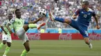 Duel pemain Nigeria, John Obi Mikel (kiri) dan pemain Islandia, Gylfi Sigurdsson pada laga grup D Piala Dunia 2018 di Volgograd Arena, Volgograd, Rusia, (22/6/2018). Nigeria menang 2-0. (AP/Darko Vojinovic)