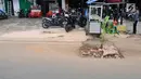 Sebuah lubang bekas galian ditanami pohon pisang di pinggir Jalan Raya Margonda, Depok, Senin (4/3/2019). Aksi tanam pohon pisang itu sebagai protes warga akibat banyaknya lubang galian di Jalan Margonda. (Liputan6.com/Herman Zakharia)