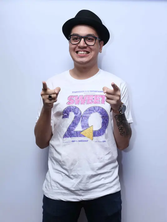  "Tiap tahunnya gitu aja sih, ke rumah nenek, terus nenek setiap tahunnya pas lebaran selalu buat ketupat, opor, rendang dan selalu jadi khas banget rasanya buat gua," terangnya. (Nurwahyunan/Bintang.com)