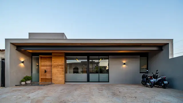Desain Rumah Tipe 45 Satu Lantai dengan Garasi Muat 2 Motor dan Tampak Luas (AI)